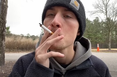 Лечение зависимости от табакокурения в Талдоме Мужчина с сигаретой делает затяжку