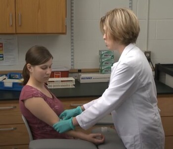 Лечение зависимости от аптечных препаратов в Талдоме Врач делает инъекцию пациентке